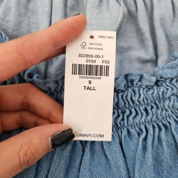 Old Navy Scoop-Neck Smocked Chambray Blouse. Size Small Tall. New. - Picture 7 of 8